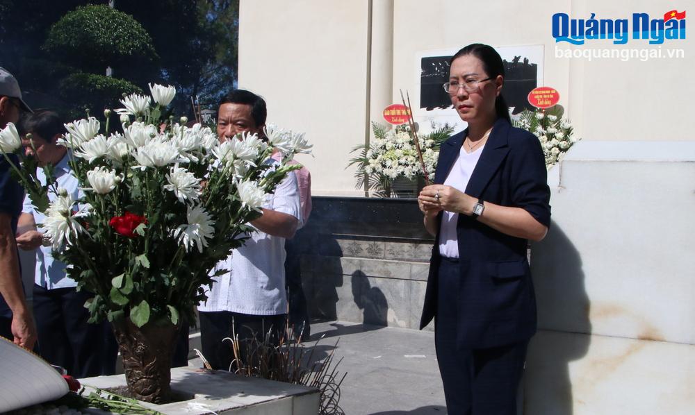 Ủy viên Trung ương Đảng, Bí thư Tỉnh ủy, Chủ tịch HĐND tỉnh Bùi Thị Quỳnh Vân  dâng hương tại các phần mộ 10 nữ anh hùng liệt sĩ.