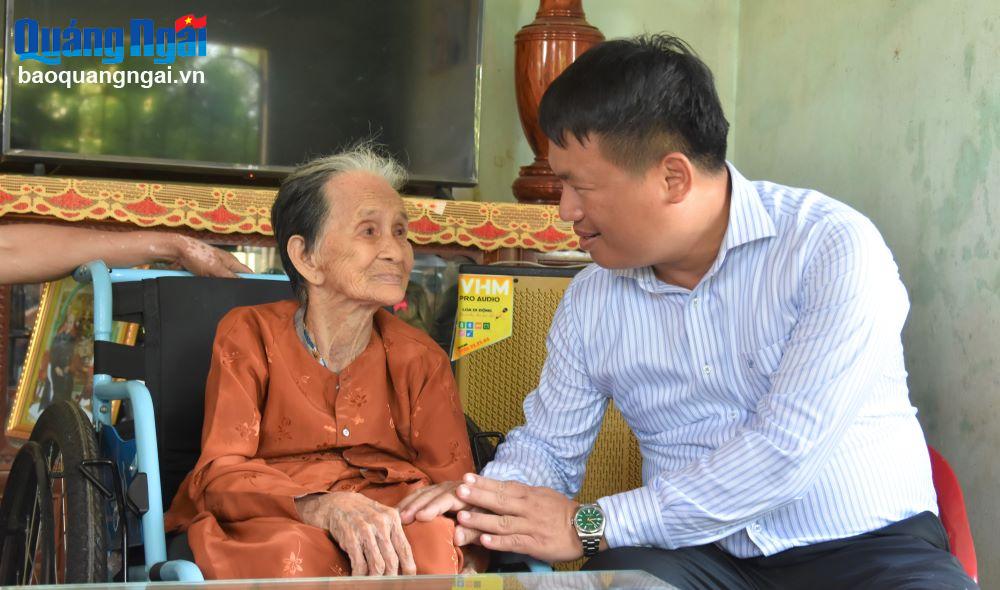 Phó Bí thư Thường trực Tỉnh ủy, Trưởng đoàn ĐBQH tỉnh Đặng Ngọc Huy thăm, tặng quà các gia đình chính sách tại huyện Tư Nghĩa
