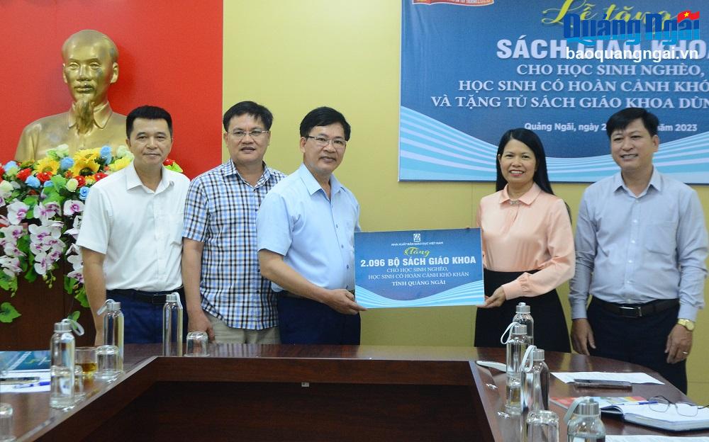 
Phó Giám đốc Nhà xuất bản Giáo dục Việt Nam tại Đà Nẵng Nguyễn Trọng Nhã trao bảng tượng trưng 2.096 bộ sách giáo khoa cho Phó Giám đốc Sở GD&ĐT Vũ Thị Liên Hương.
