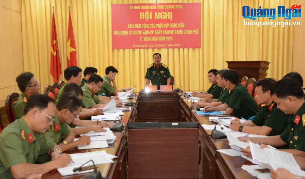 Đại tá Nguyễn Ra - Phó Chỉ huy trưởng – Tham mưu trưởng Bộ CHQS tỉnh phát biểu tại tội nghị.
