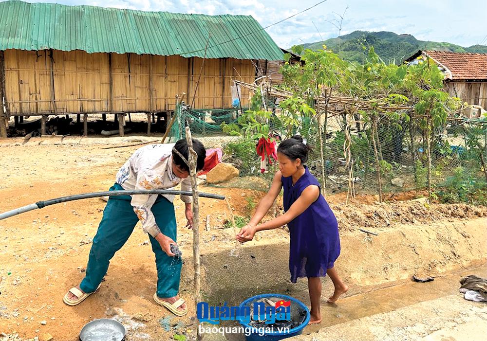 Suối cạn, nước chảy về yếu khiến người dân thôn Ra Pân, xã Sơn Long (Sơn Tây) gặp nhiều khó khăn trong sinh hoạt.   
