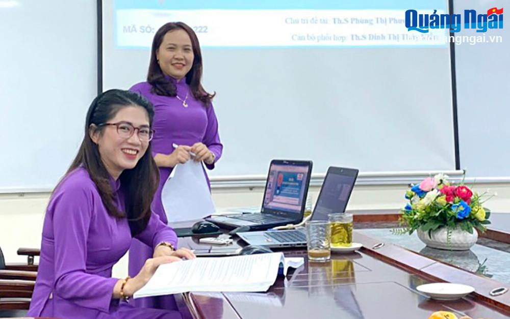 Bí thư Đoàn Trường Đại học Phạm Văn Đồng Phùng Thị Phương Thảo (bên phải) luôn tích cực nghiên cứu, tự học để nâng cao kiến thức, năng lực chuyên môn.