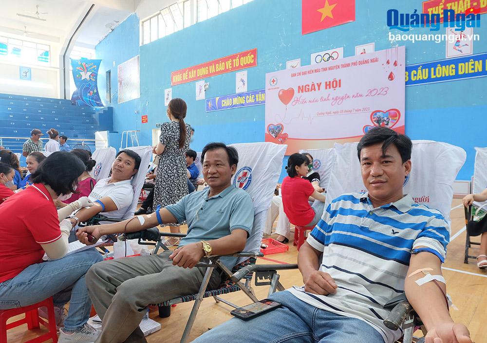 Nhiều người dân ở tại các xã, phường đăng ký tham gia hiến máu tình nguyện đợt này.