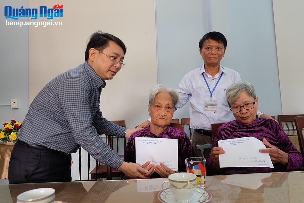 Ủy viên Ban Thường vụ Tỉnh ủy, Trưởng Ban Quản lý KKT Dung Quất và các KCN tỉnh Hà Hoàng Việt Phương tặng quà hai người có công đang được nuôi dưỡng tại trung tâm.