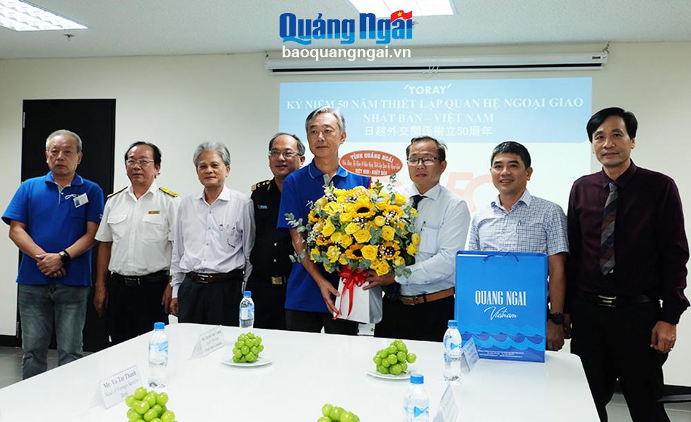 Đoàn công tác thăm, tặng hoa chúc mừng Công ty TNHH Toray International Việt Nam.