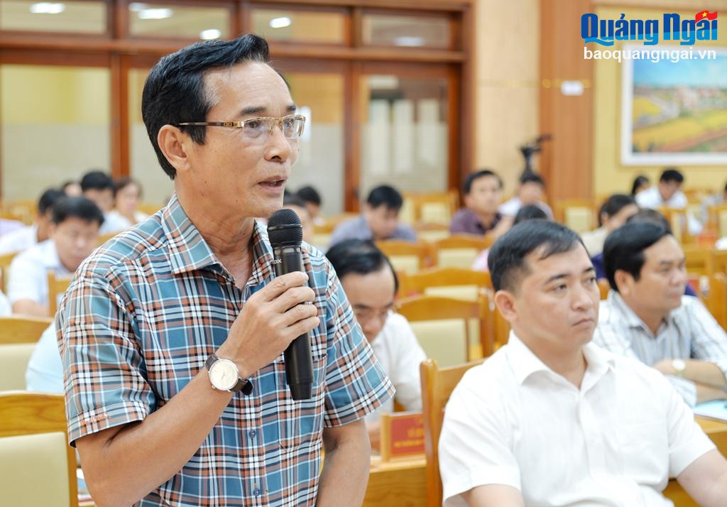 Bí thư Huyện ủy Tư Nghĩa Trần Quang Tòa tham gia thảo luận tại hội nghị.