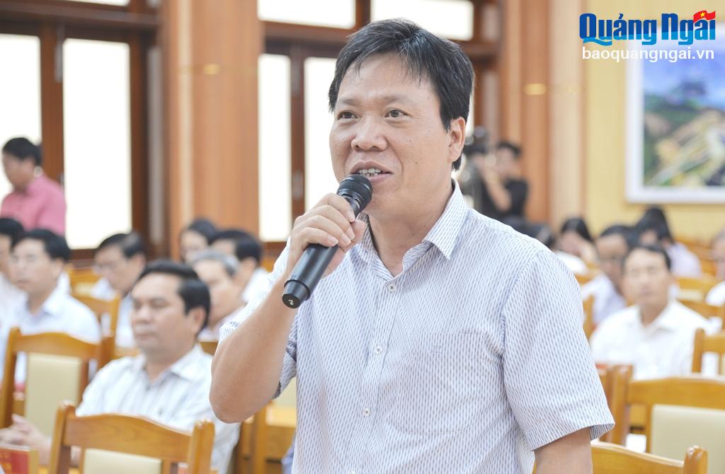 Bí thư Huyện ủy Lý Sơn Nguyễn Minh Trí tham gia thảo luận tại hội nghị.