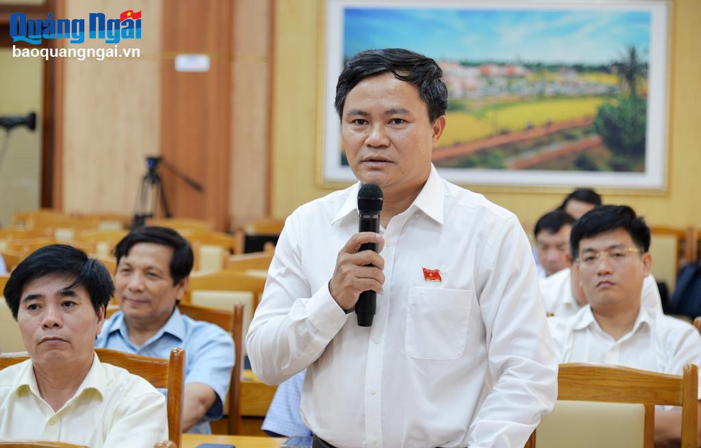 Giám đốc Sở NN&PTNT Hồ Trọng Phương tham gia thảo luận tại kỳ họp.