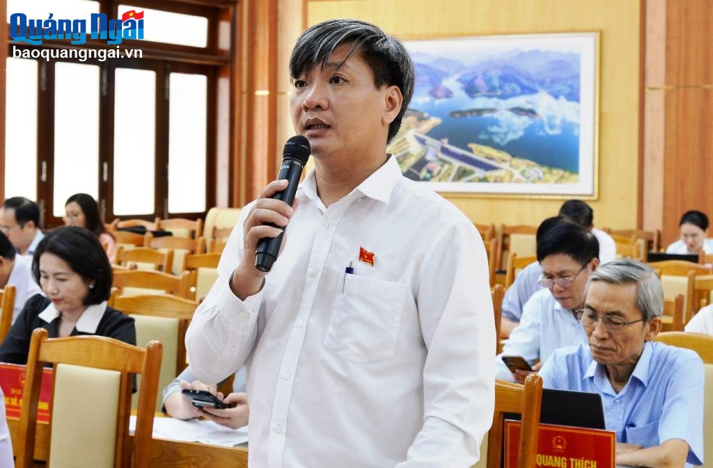 Bí thư Thị ủy Nguyễn Kiên tham gia thảo luận tại kỳ họp.
