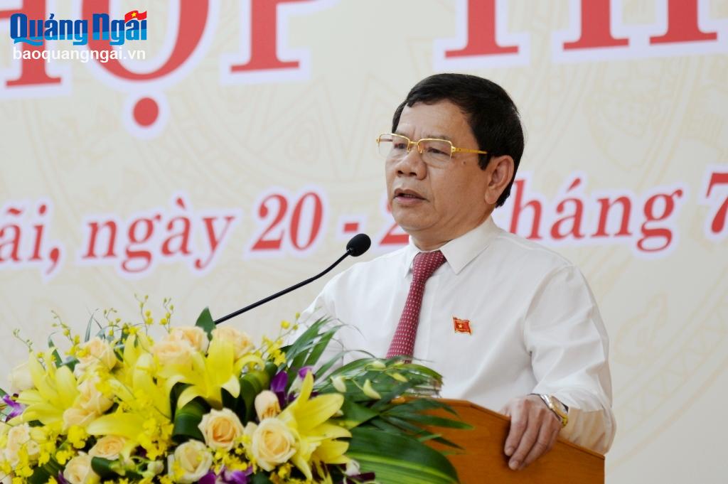 Chủ tịch UBND tỉnh Đặng Văn Minh phát biểu tại kỳ họp.