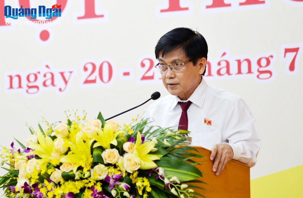 Giám đốc Sở Tài chính Nguyễn Văn Luyện trình bày báo cáo tình hình thực hiện dự toán thu, chi ngân sách địa phương 6 tháng đầu năm và nhiệm vụ 6 tháng cuối năm 2023.
