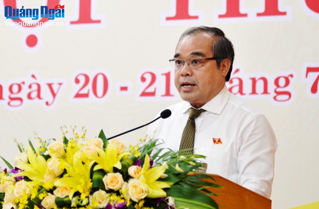 Phó Chủ tịch Thường trực UBND tỉnh Trần Hoàng Tuấn trình bày báo cáo công tác chỉ đạo, điều hành của UBND tỉnh và tình hình kinh tế - xã hội, quốc phòng, an ninh 6 tháng đầu năm và nhiệm vụ, giải pháp trọng tâm 6 tháng cuối năm 2023.
