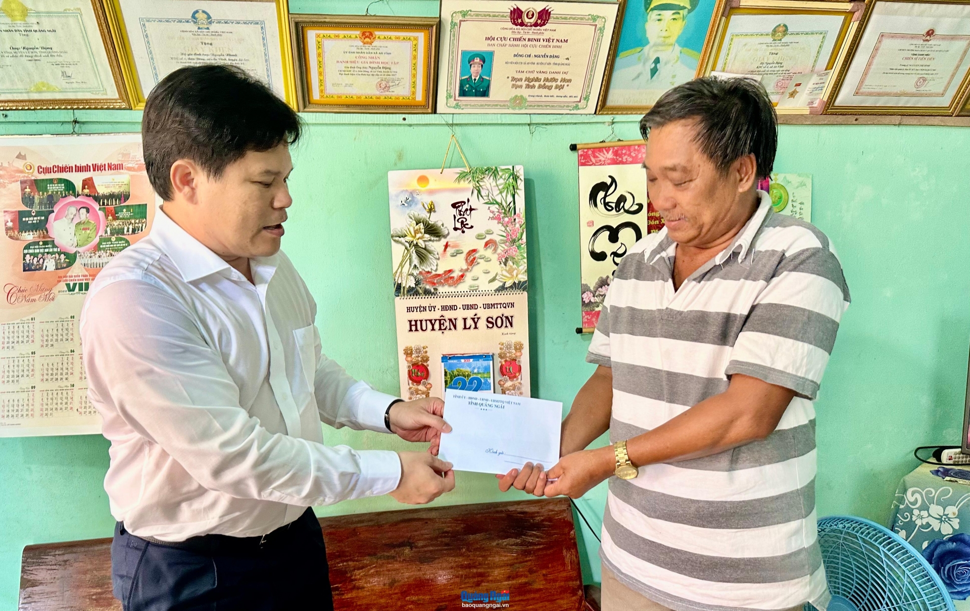 Phó Chủ tịch UBND tỉnh Trần Phước Hiền thăm hỏi, tặng quà thương binh Nguyễn Đặng ở thôn Đông An Vĩnh.