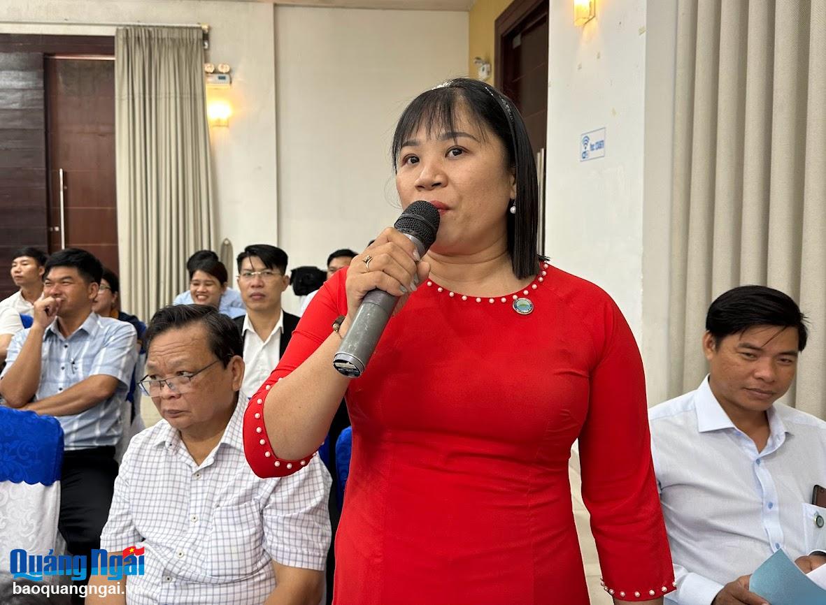 Bà Phan Thị Quyến, hộ kinh doanh các mặt hàng nông sản tham gia trao đổi, thảo luận tại hội nghị