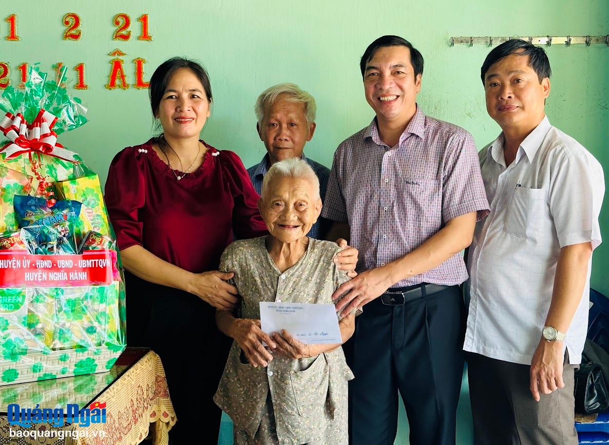 Chủ tịch UBND huyện Đinh Xuân Sâm thăm hỏi, tặng quà Mẹ Việt Nam Anh hùng Lê Thị Nguyên (Hành Đức)