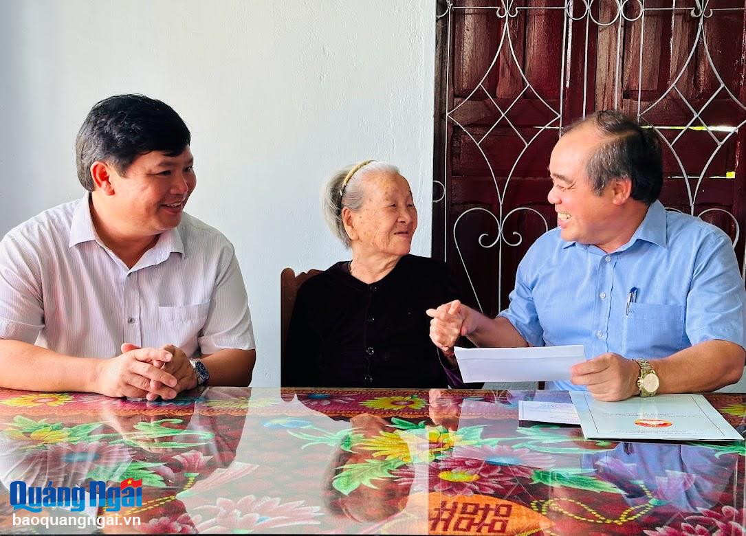Phó Chủ tịch Thường trực UBND tỉnh Trần Hoàng Tuấn thăm, tặng quà các Mẹ Việt Nam Anh hùng ở huyện Nghĩa Hành