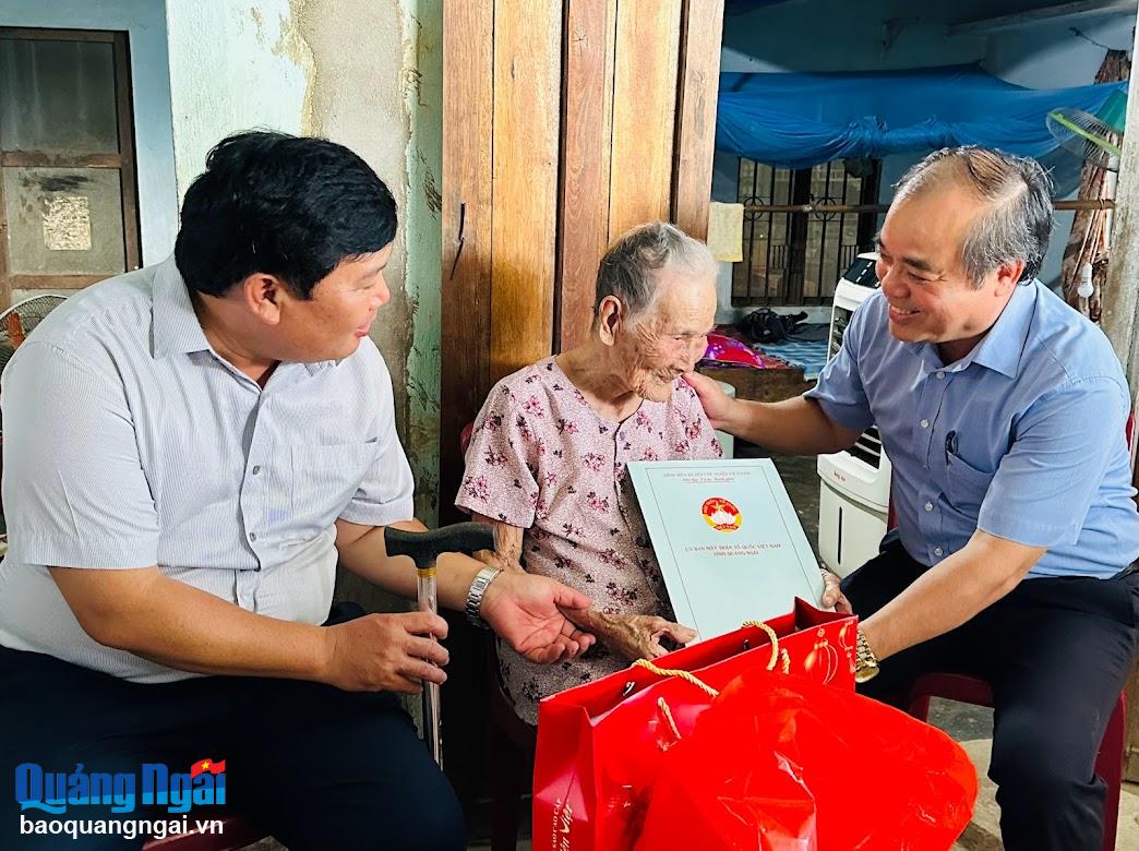 Phó Chủ tịch Thường trực UBND tỉnh Trần Hoàng Tuấn thăm, tặng quà Mẹ Việt Nam Anh hùng Trần Thị Chạy, thôn Ba Bình (Hành Thịnh).