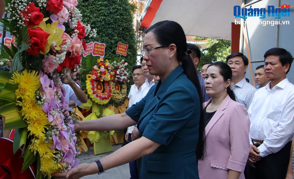 Đoàn công tác tỉnh Quảng Ngãi dâng hoa tại Đài tưởng niệm các anh hùng liệt sĩ tại Nghĩa trang Liệt sĩ Việt - Lào.