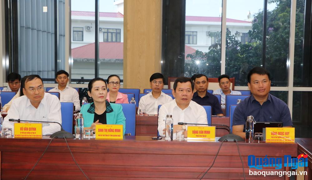 Các đồng chí lãnh đạo tỉnh Quảng Ngãi tham dự hội nghị.