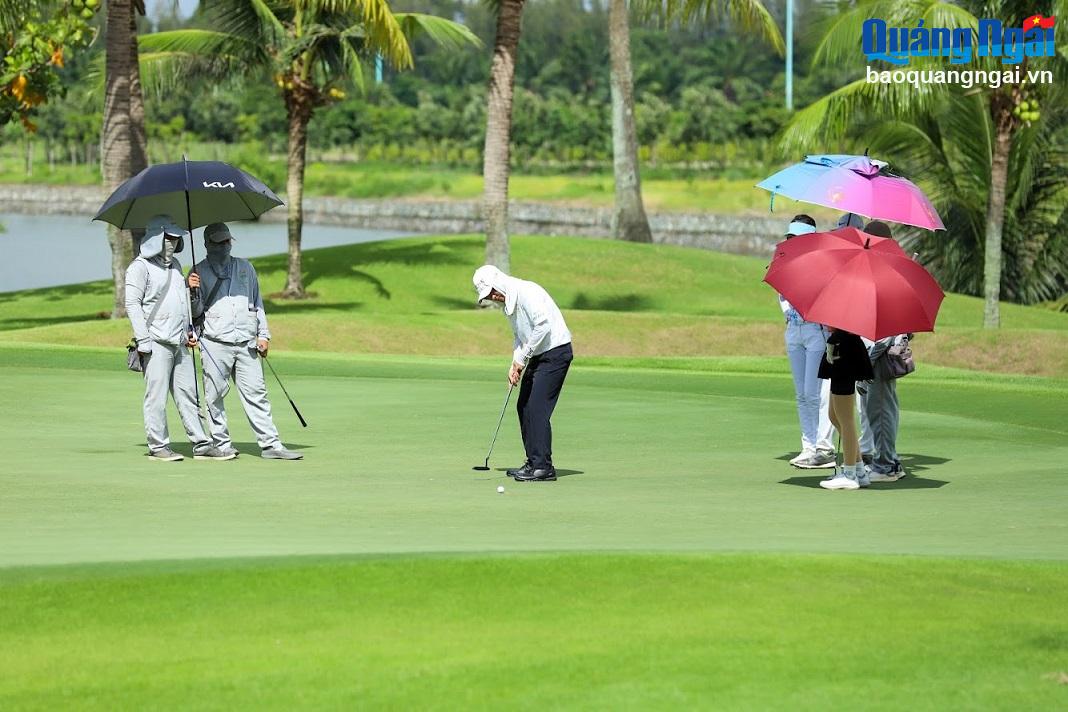 Golfer thể hiện tài năng trên sân.