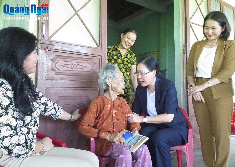 Bí thư Tỉnh ủy Bùi Thị Quỳnh Vân thăm, tặng quà gia đình người có công tiêu biểu tại huyện Sơn Tịnh 