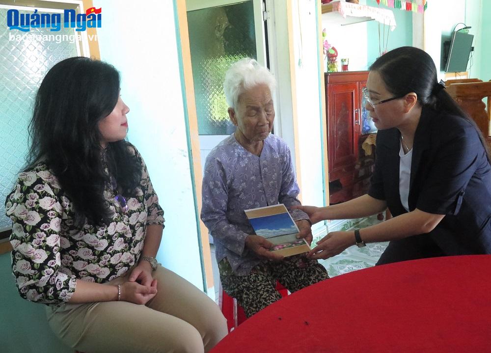 Bí thư Tỉnh ủy tặng quà cho vợ liệt sỹ Huỳnh Thị Mọ ở xã Tịnh Thọ