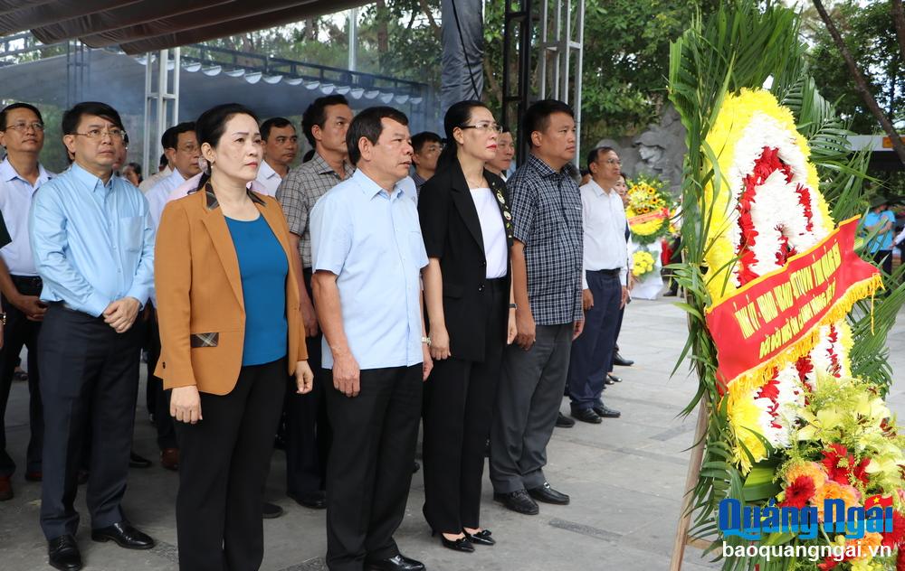 Đoàn công tác tỉnh Quảng Ngãi dâng hoa, dâng hương tưởng nhớ công lao to lớn của các anh hùng liệt sĩ đang yên nghỉ tại Nghĩa trang Liệt sĩ Quốc gia Trường Sơn.