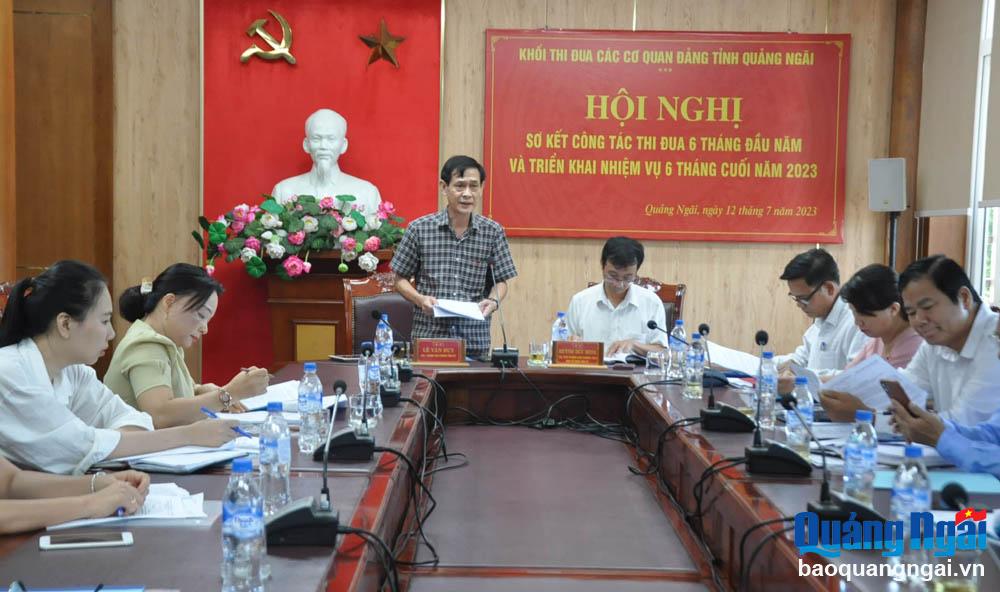 Chánh Văn Phòng Tỉnh ủy Lê Văn Huy - Khối trưởng Khối thi đua phát biểu tại hội nghị.
