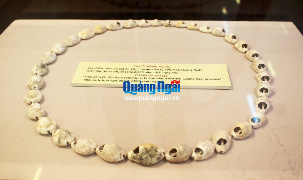 Chiếc vòng cổ được làm từ vỏ ốc, được khai quật ở Lý Sơn.
