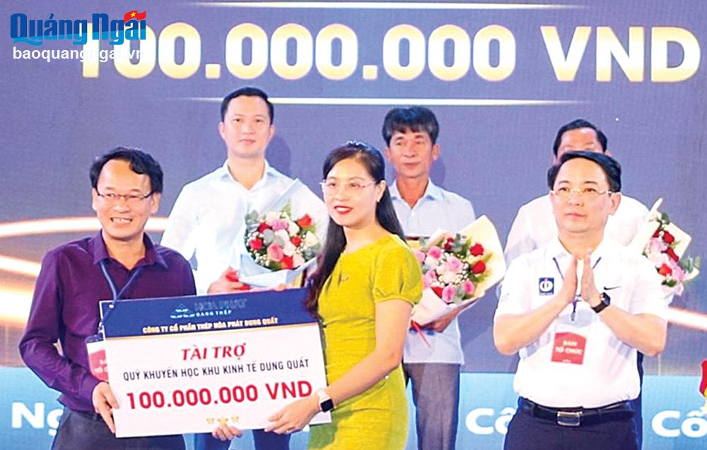 Công ty CP Thép Hòa Phát Dung Quất tài trợ 100 triệu đồng cho quỹ Khuyến học KKT Dung Quất.