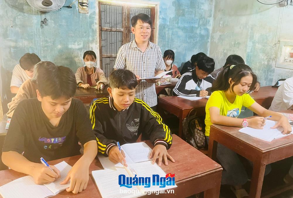 Thầy giáo Nguyễn Tiến Vũ, ở thôn Tân Hy 1, xã Bình Đông (Bình Sơn), dạy môn Hóa miễn phí cho học sinh có hoàn cảnh khó khăn trong dịp hè này.