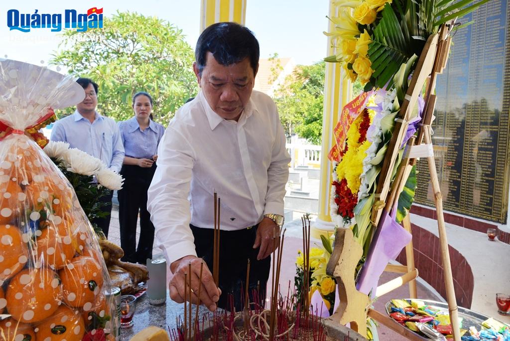 Chủ tịch UBND tỉnh Đặng Văn Minh dâng hương trước bia tưởng niệm Nghĩa trang liệt sĩ xã Phổ An (TX.Đức Phổ).