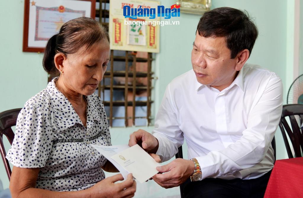 Chủ tịch UBND tỉnh Đặng Văn Minh thăm các gia đình chính sách ở thị xã Đức Phổ