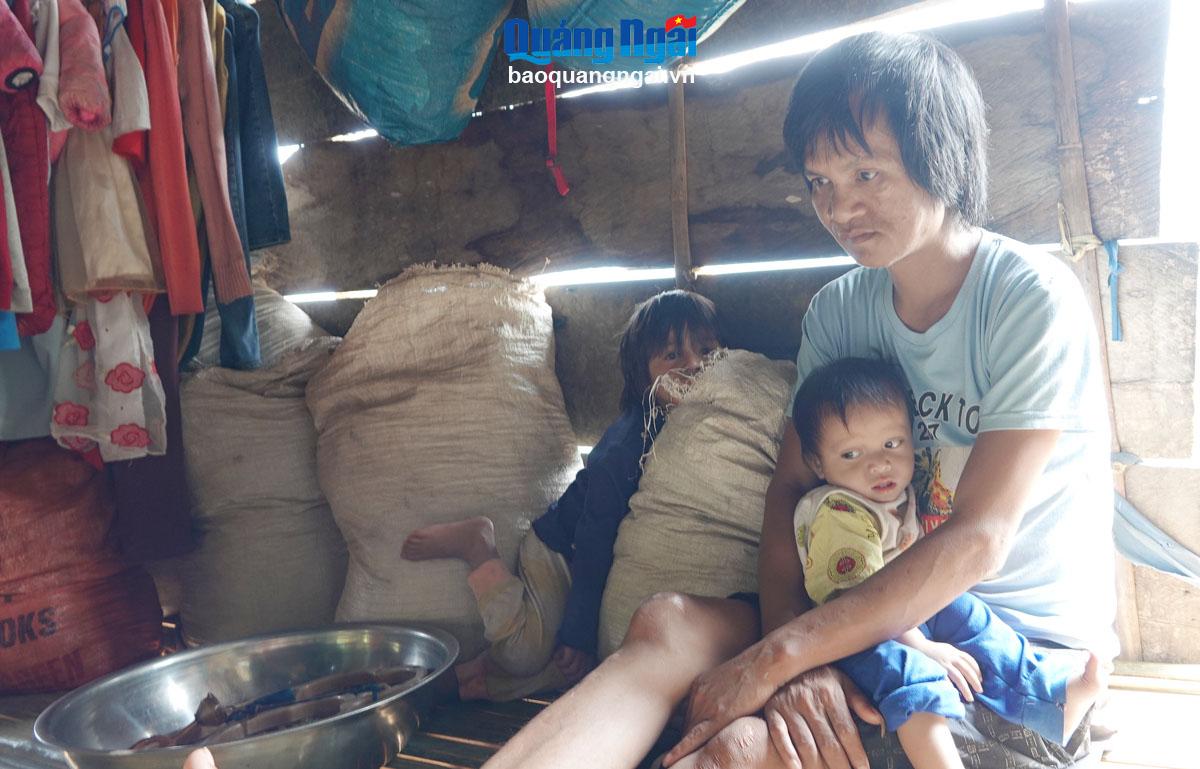 Anh Đinh Văn Vinh bị tai nạn giao thông mất sức lao động nên cuộc sống gia đình chỉ trông chờ vào thu nhập làm thuê của vợ. Ảnh: Phạm Anh