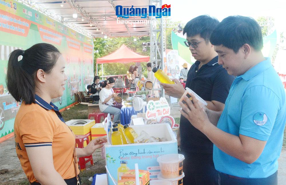 Khách hàng tìm hiểu về sản phẩm nấm đông trùng hạ thảo của huyện Trà Bồng.