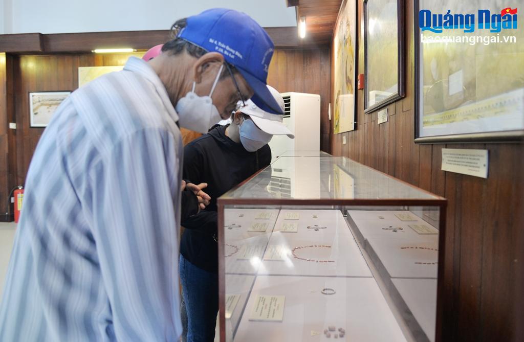 Du khách xem trang sức của nền văn hóa cổ được trưng bày tại Nhà trưng bày Văn hóa Sa Huỳnh.