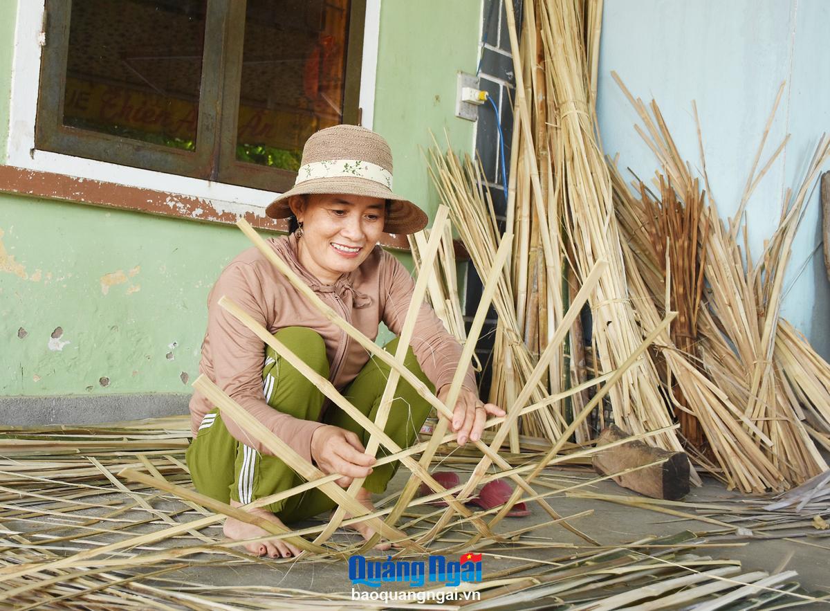 Những người phụ nữ ở xóm đan thôn Cộng Hòa 1 xem nghề đan tre là kế mưu sinh. Ảnh: Ý THU