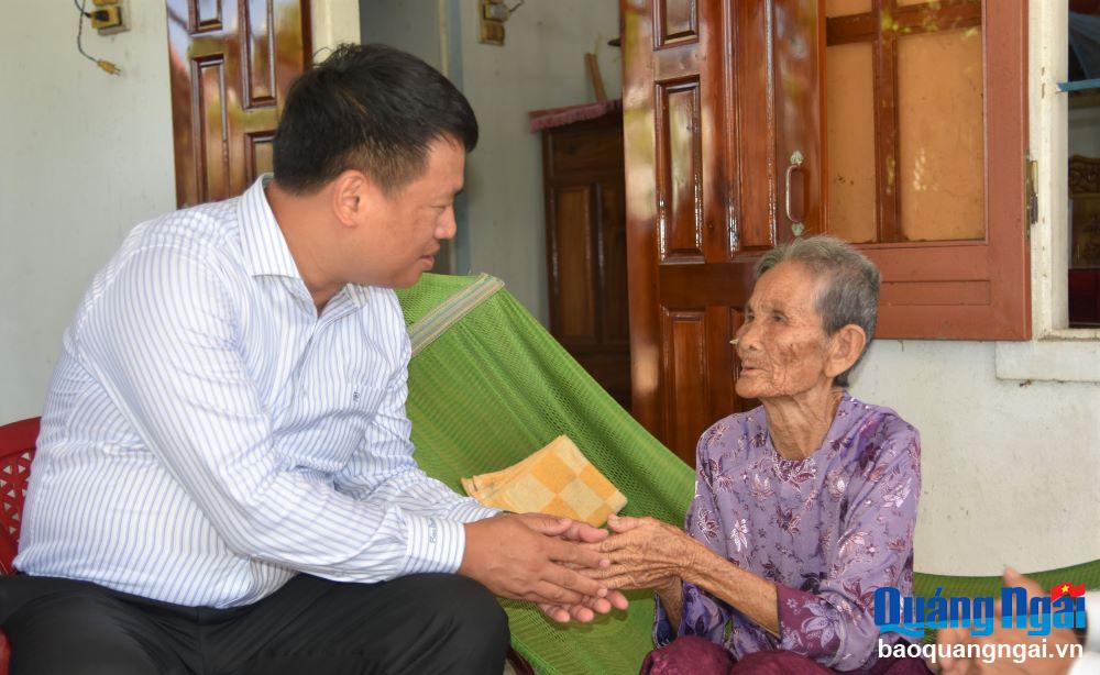 Phó Bí thư Thường trực Tỉnh ủy, Trưởng đoàn ĐBQH tỉnh Đặng Ngọc Huy đến thăm, tặng quà cho gia đình bà Nguyễn Thị Khương (93 tuổi) ở xã Nghĩa Thuận, là thân nhân liệt sĩ và có công với cách mạng. 