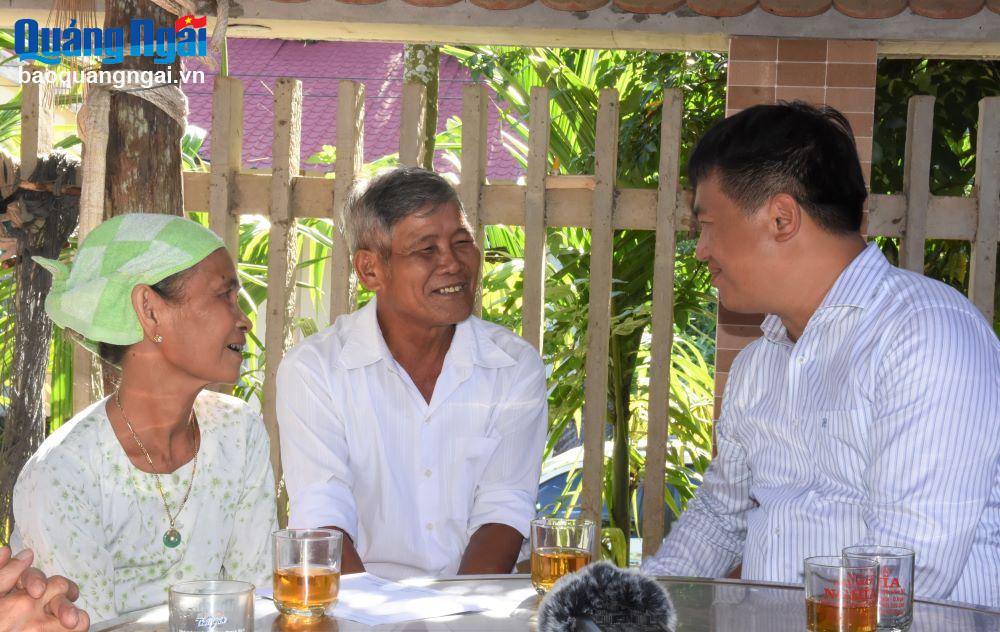 Phó Bí thư Thường trực Tỉnh ủy, Trưởng đoàn ĐBQH tỉnh Đặng Ngọc Huy thăm hỏi sức khỏe, đời sống gia đình bà Phạm Thị Ngọc (68 tuổi), thương binh thương tật 35% ở thôn 2, xã Nghĩa Sơn.