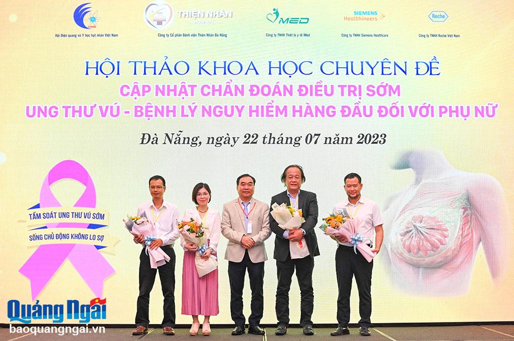 Thạc sĩ, bác sĩ Ngô Đức Hải tặng hoa cảm ơn các chuyên gia đầu ngành tham gia hội thảo.