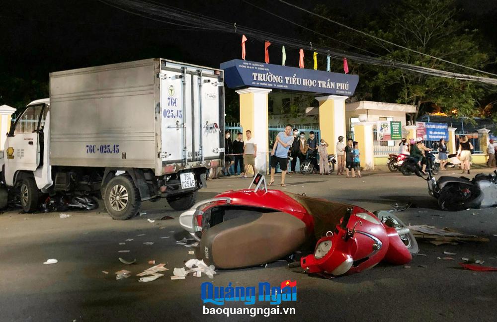 Hiện trường vụ xe tải mất lái đã tông hàng loạt xe máy trên đường Trương Định (TP.Quảng Ngãi) vào ngày 9/4/2023 khiến nhiều người bị thương.   Ảnh: PV