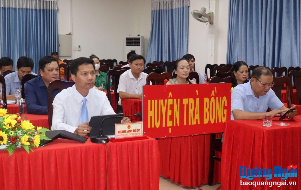 Đại biểu tham dự lễ phát động tại điểm cầu UBND huyện Trà Bồng (Ảnh: Nhị Phương).