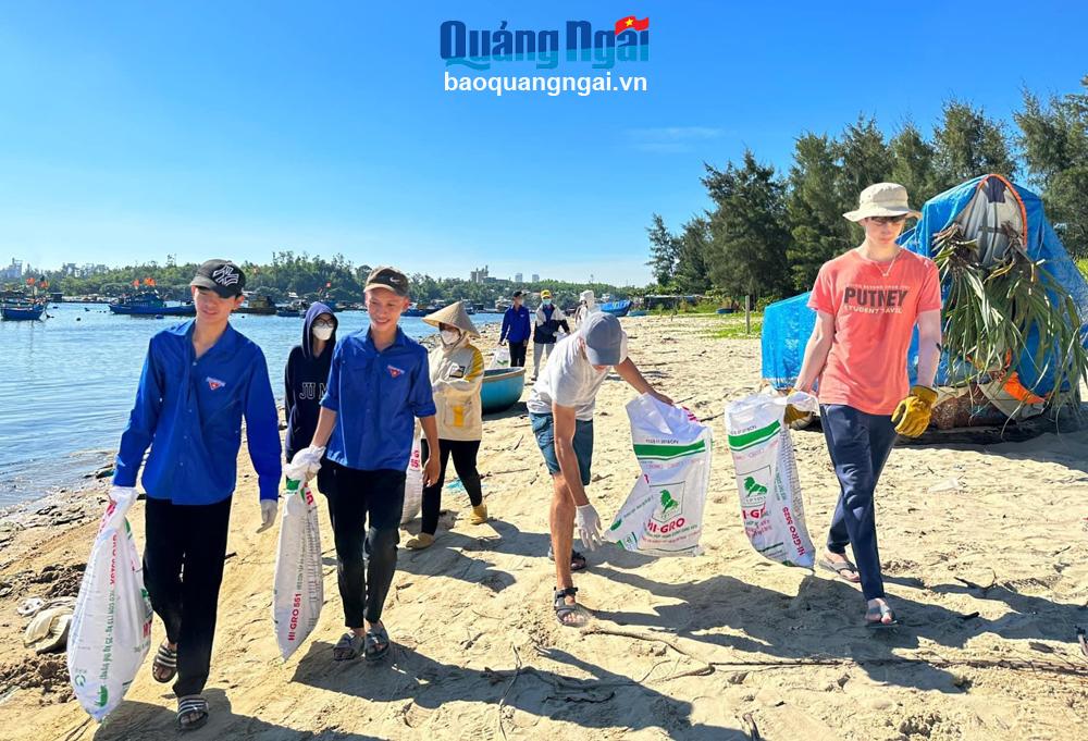 Học sinh Hoa Kỳ và đoàn viên, thanh niên tham gia dọn rác ở bãi biển Sa Cần, thôn Hải Ninh, xã Bình Thạnh (Bình Sơn).
Ảnh: PV