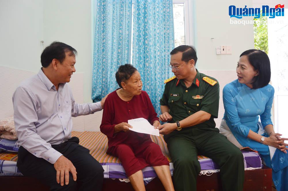 Thượng tá Trần Thế Phan - Chỉ huy trưởng Bộ CHQS tỉnh tặng quà cho người có công đang được chăm sóc tại Trung tâm điều dưỡng người có công tỉnh.
