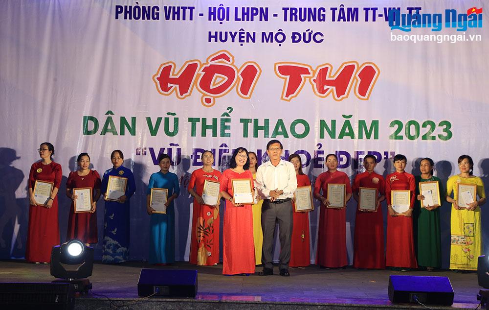 Ban tổ chức trao giải cho các đơn vị dự thi.