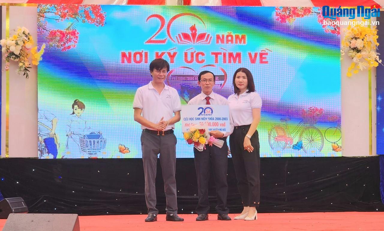 Cựu học sinh niên khóa 2000 - 2003 trao tặng quỹ học bổng trị giá 20 triệu đồng cho Hội Khuyến học huyện Mộ Đức.