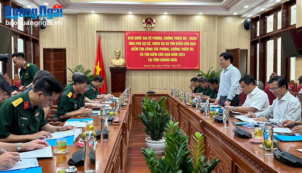 Phó Chủ tịch UBND tỉnh Trần Phước Hiền báo cáo với Đoàn kiểm tra tình hình thực hiện công tác phòng, chống thiên tai và Tìm kiếm cứu nạn trên địa bàn tỉnh.