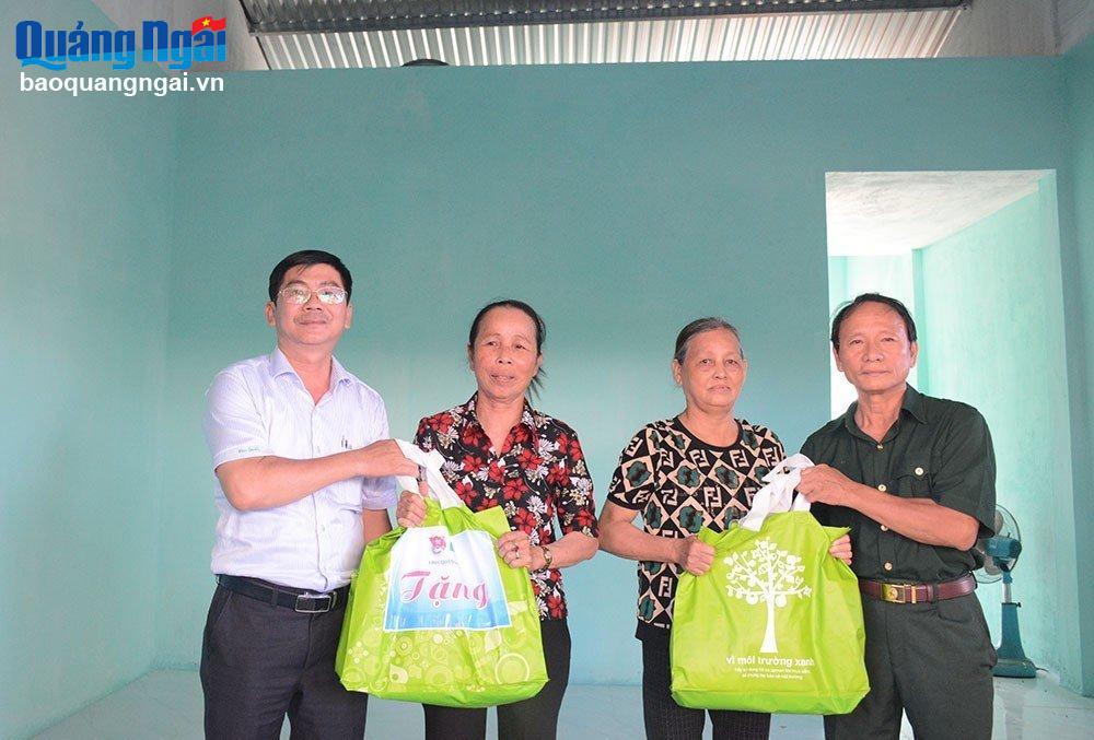 Ủy ban Mặt trận Tổ quốc Việt Nam huyện Bình Sơn; Hội Cựu thanh niên xung phong tỉnh và xã Bình Thạnh tặng quà cho gia đình bà Hồ Thị Tạo.
