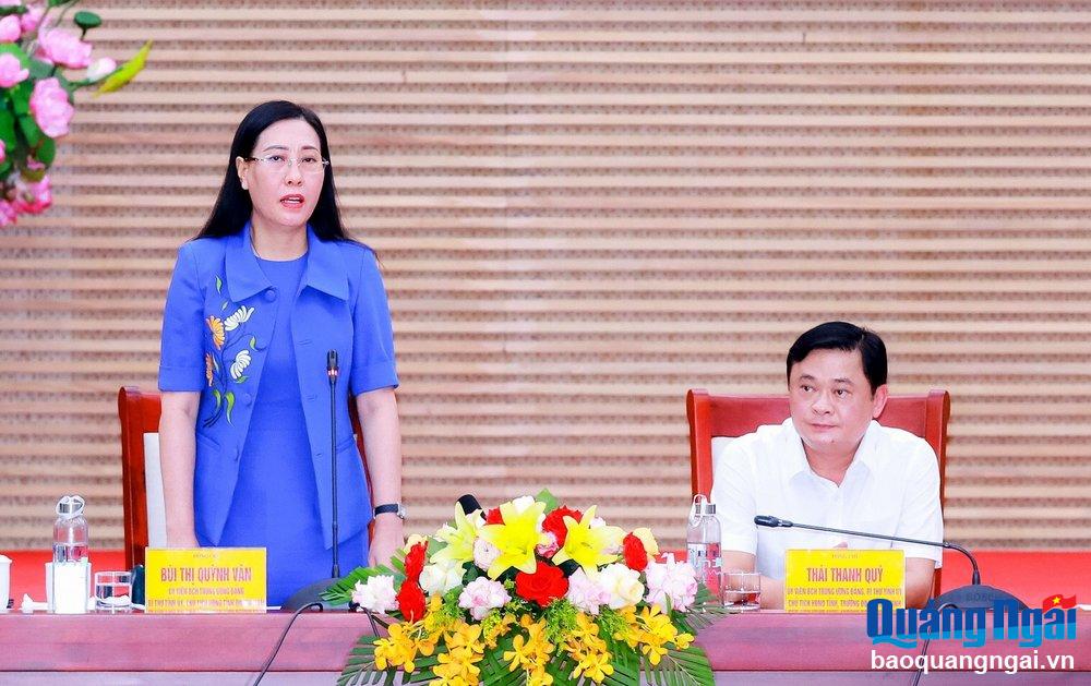 Ủy viên Trung ương Đảng, Bí thư Tỉnh ủy, Chủ tịch HĐND tỉnh Quảng Ngãi Bùi Thị Quỳnh Vân phát biểu, trao đổi tại hội nghị.