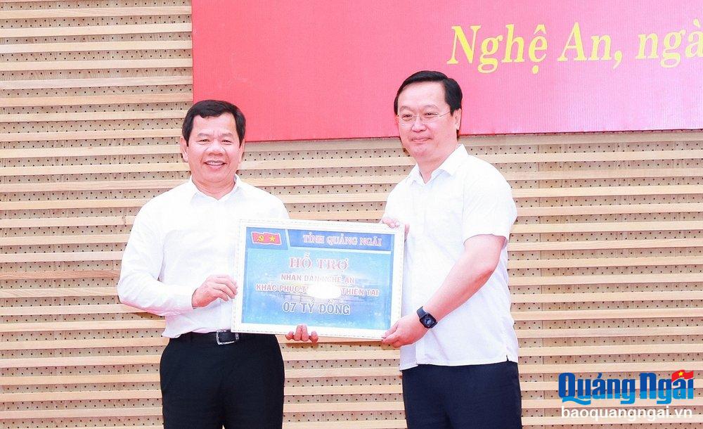 Tỉnh Quảng Ngãi đã trao tặng tỉnh Nghệ An 7 tỷ đồng để thực hiện công tác khắc phục thiên tai.